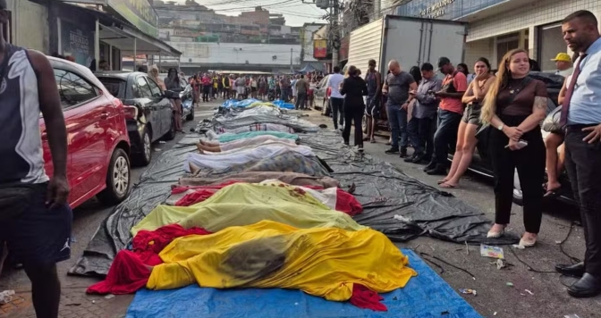 Río de Janeiro: vecinos llevaron más de 50 cuerpos a una plaza tras el operativo contra Comando Vermelho 2